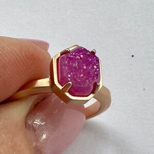 Kendra Scott hot pink/neon pink Drusy ring. Size 7 gold/rose gold.